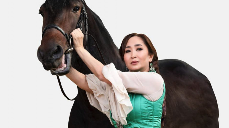 Каракат Абден показала как скачет верхом на лошади