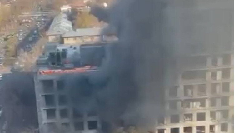 В Алматы горит строящийся жилой комплекс
