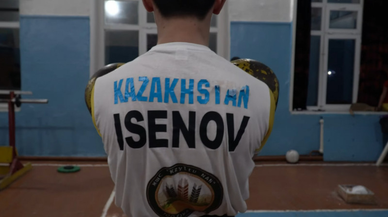 Призеры Казахстана по гиревому спорту вынуждены заниматься в школьном спортзале на самодельных тренажерах