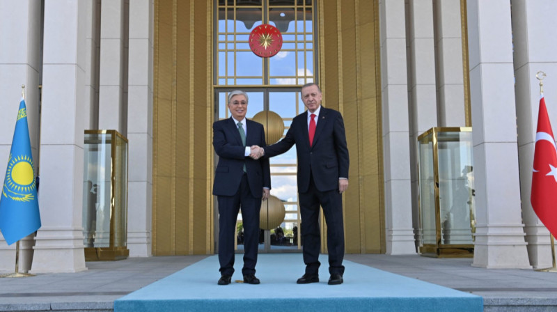 Токаев предложил вручить Эрдогану высший орден Тюркского мира