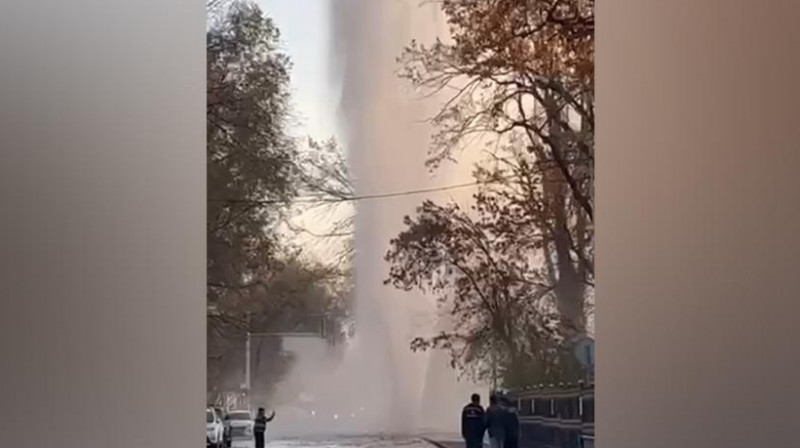 В Алматы прорвало трубу: что с аварией на тепломагистрали?