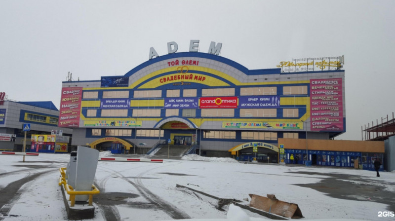 В Алматы пожар: горит барахолка