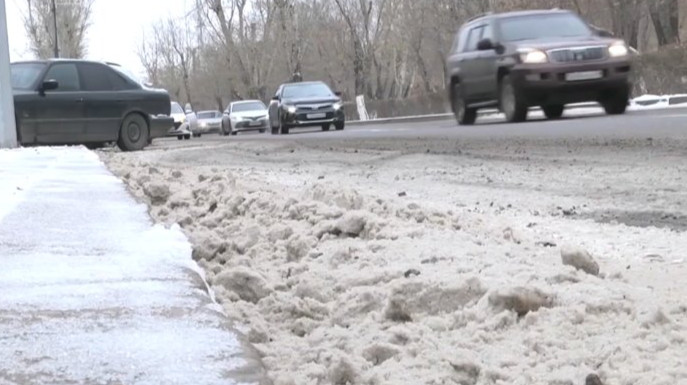 Коммунальное предприятие Караганды извинилось за крупные камни, прилетающие в стекла машин