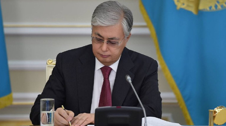 Токаев наградил казахстанцев за строительство домов для погорельцев в Костанайской области