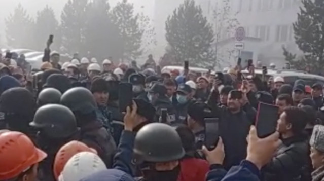Люди умирают, начальство это не волнует: рабочие "Казфосфата" устроили еще одну забастовку