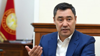 Президента Кыргызстана попросили не играть на планшете, пока выступают делегаты курултая