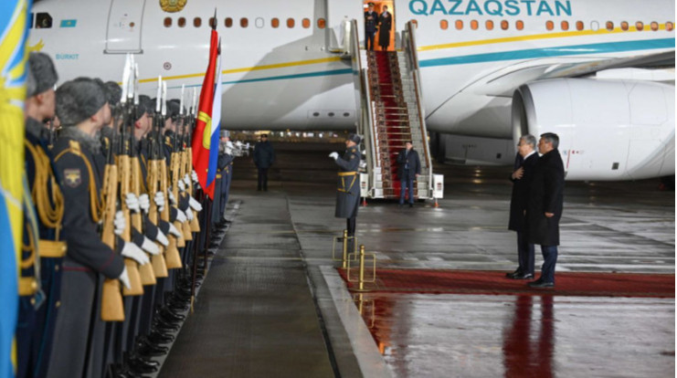 Токаев прилетел в Москву. Его встретил оркестр, который исполнил гимн Казахстана