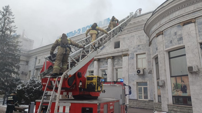 На вокзале в Алматы загорелась кровля