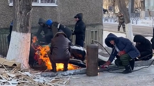 Экибастузцы не дождались помощи и сами отогревают замерзшие трубы города