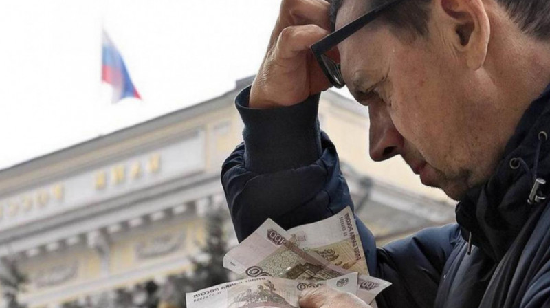 Зарплаты россиян снижаются шесть месяцев подряд