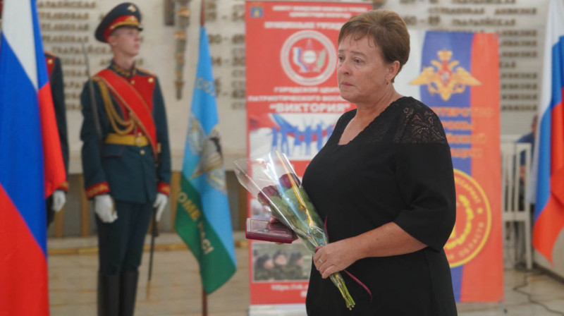 «За смерть сына - полотенце и торт». Как помогают в России матерям, чьи дети погибли на войне