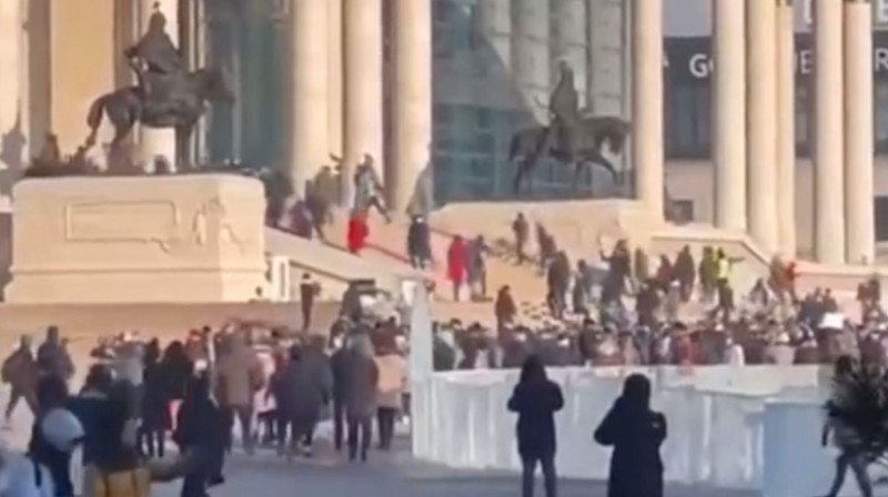 Протесты в Монголии: полиция говорит о "провокации", пока митингующие требуют отставки правительства