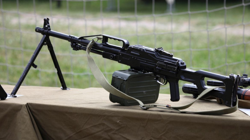 В России вооруженный мужчина открыл огонь по полицейским с пулемета