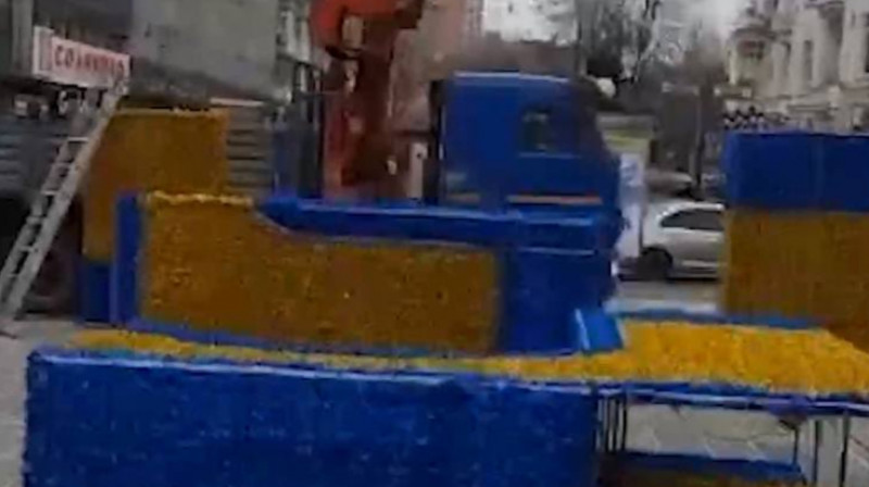 Жителям Ростова-на-Дону не понравились сине-желтые украшения, хотя это цвета флага области