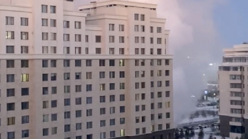 В Астане произошел порыв теплотрассы: жители остались без тепла