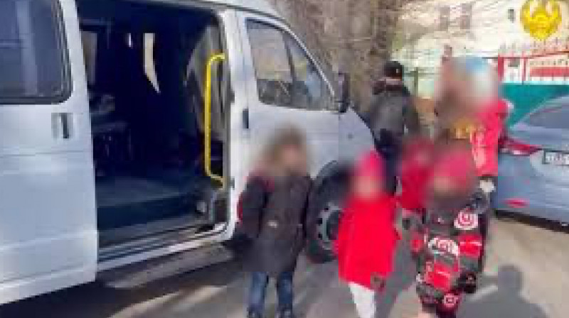 В Атырау многодетную иностранку депортировали из страны