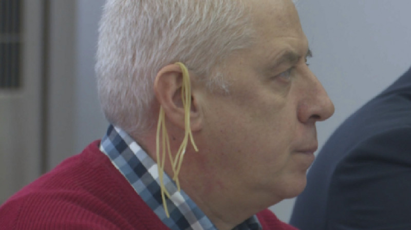 Активисты повесили себе на уши лапшу, слушая доклад "АрселорМиттал Темиртау"