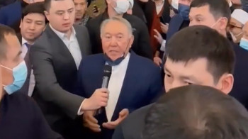 Назарбаева заметили в мечети Астаны. Экс-президента попросили дать благословление (видео)