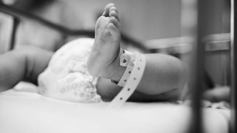 Мертвого новорожденного нашли в коробке на улице в Актобе. В убийстве подозревается мать