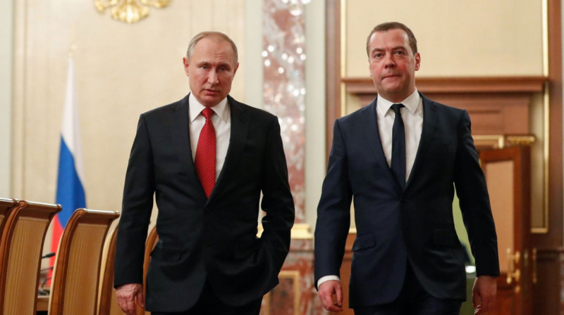 Медведев - следующий преемник Путина - эксперт