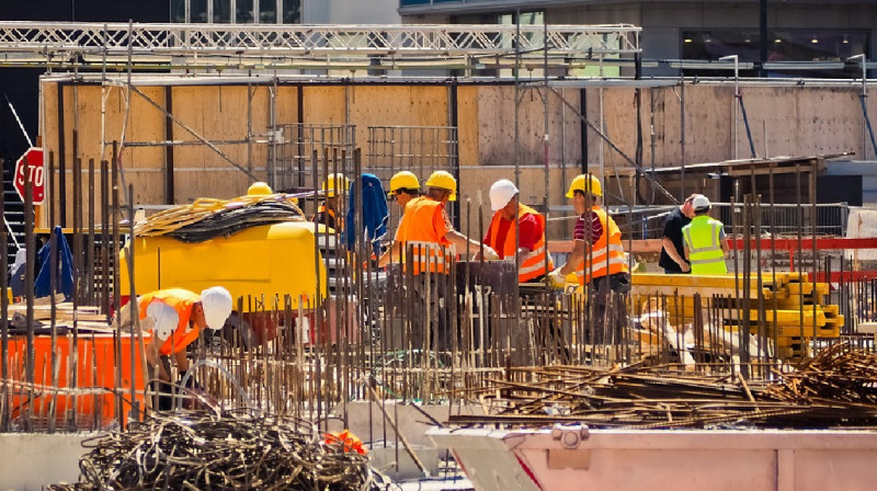 Половина трудовых мигрантов в Казахстане работает в строительстве