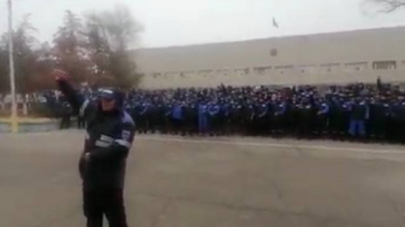 В Жанаозене рабочие вышли на митинг и обратились к Токаеву (видео)