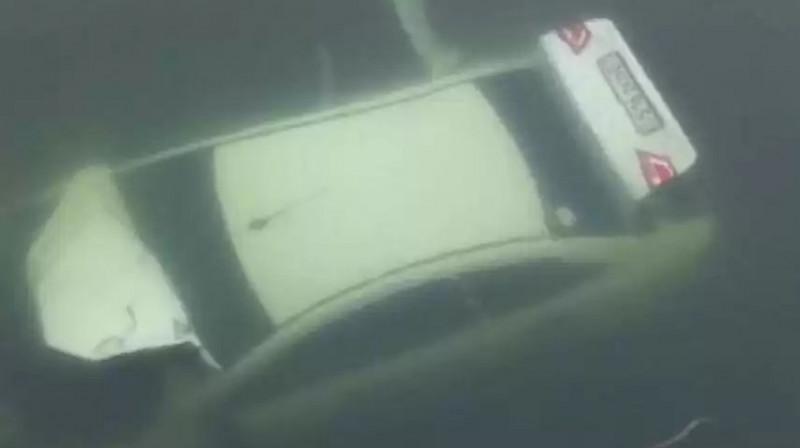 Батыс Қазақстанда су арнасы түсіп кеткен көлікте екі адам қайтыс болды