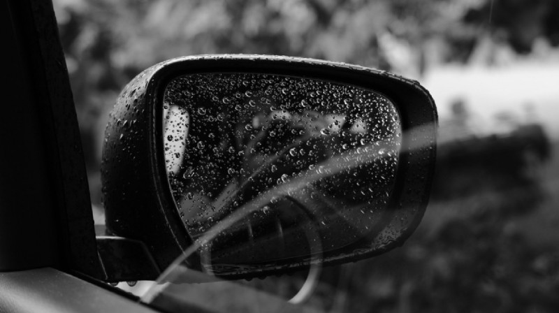 Трех парней и девушку нашли мертвыми в машине в Уральске