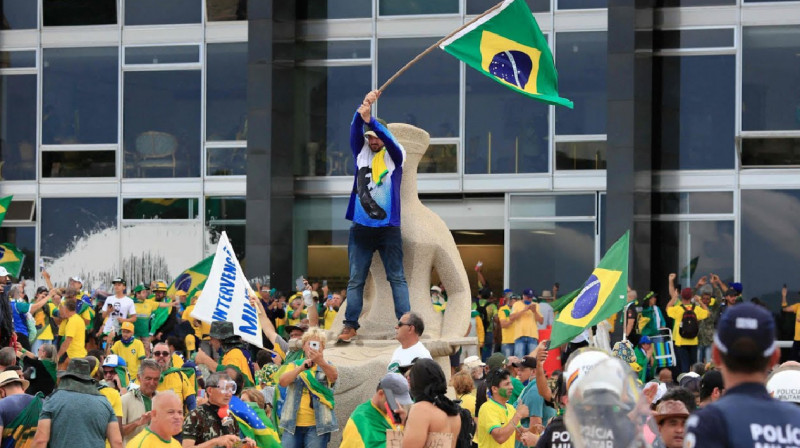 В Бразилии сторонники бывшего президента взяли штурмом Парламент