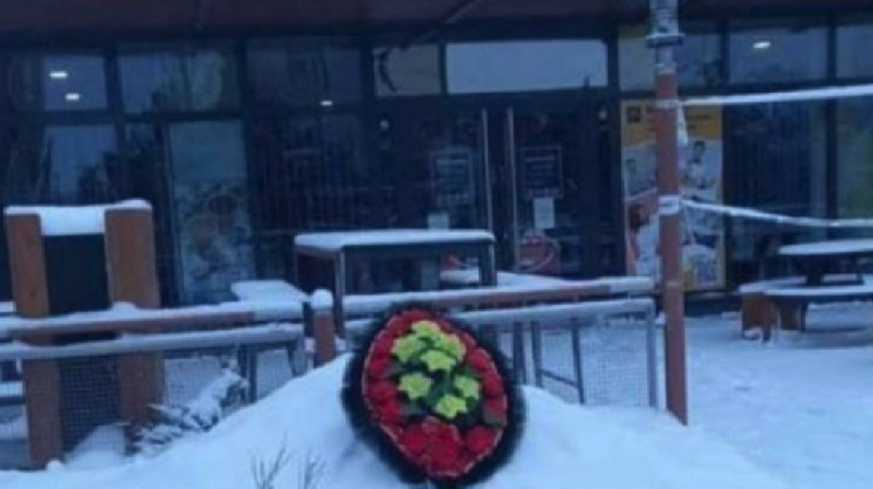 Ресторан не работал: в Костанае освободили мужчину, возложившего венок к зданию McDonald's