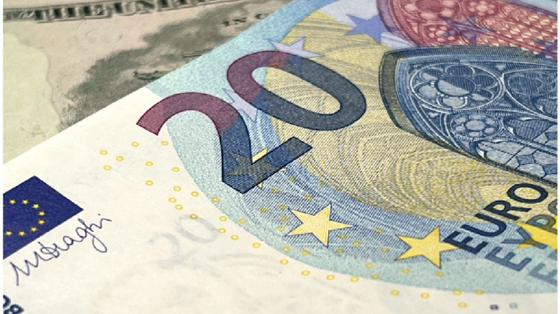 Психологический рубеж пройден: в обменниках евро стоит более 500 тенге