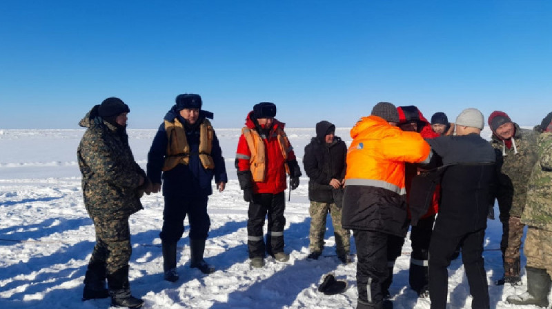 На Алаколе авто с людьми ушло под лед: водитель утонул