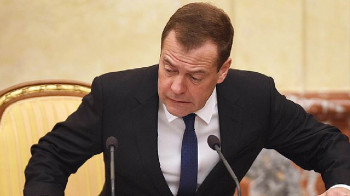 "Смелости у слуг быть не может": Медведев посоветовал премьеру Японии совершить самоубийство