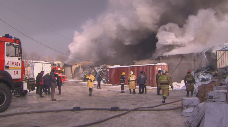 Пожар в Алматы: сгорело 2000 кв метров склада с товаром