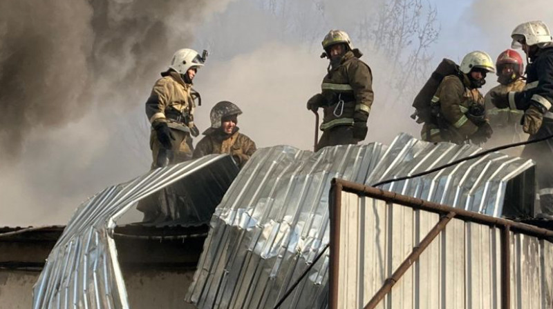 Крупный пожар на складе близ барахолки в Алматы тушат более 90 огнеборцев