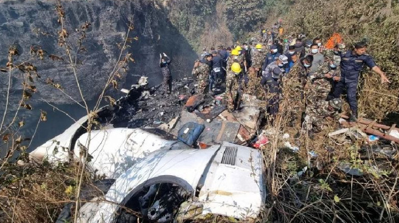 Момент крушения самолета в Непале снял на видео пассажир