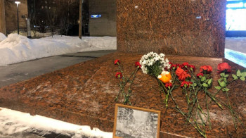 Москвичи организовали стихийный мемориал жертвам российской атаки в Днепре