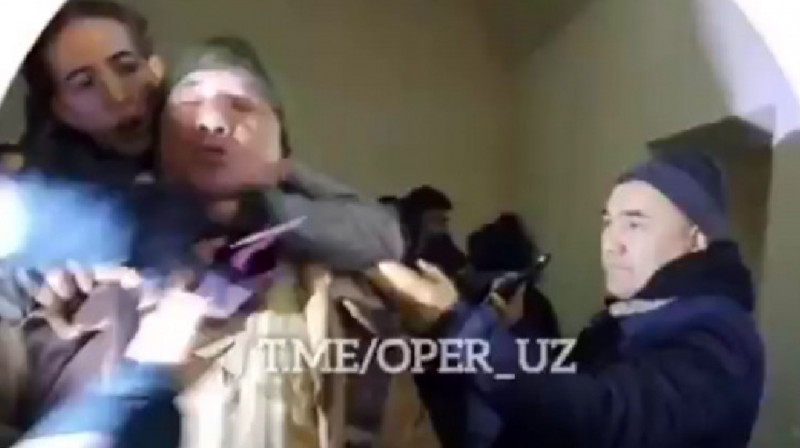 В Узбекистане женщина угрожала зарезать коммунальщика, требуя включить электричество (видео)