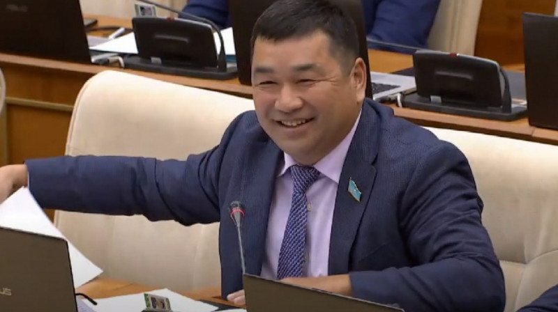 Казахстанский депутат признался, что поддерживает Путина и войну в Украине
