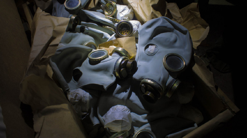 Пять тысяч противогазов разбросала перед акиматом жительница Шымкента