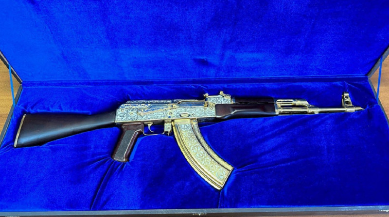 Из России в Узбекистан попытались вывезти «золотой» автомат Калашникова