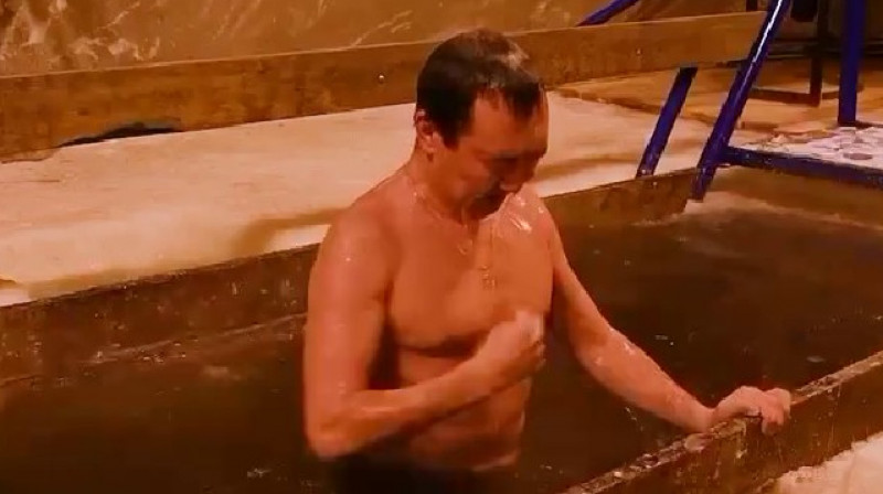 Во время крещенских купаний глава Якутии постеснялся присутствия женщин