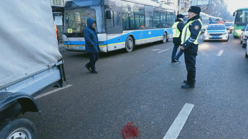 В Алматы насмерть сбили водителя троллейбуса