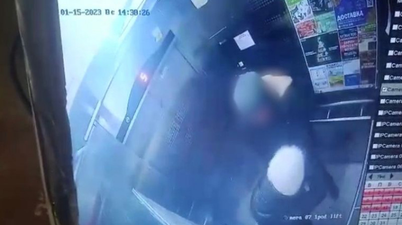 В Астане мужчина избил жену в лифте. ВИДЕО