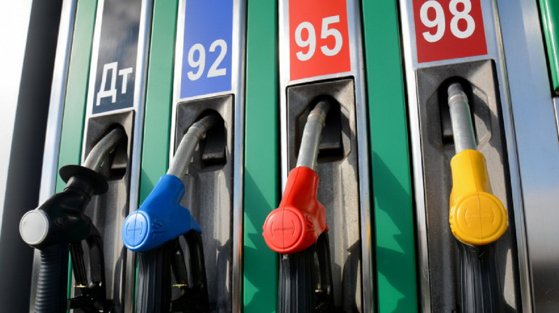 Казахстан продлевает запрет на вывоз бензина и дизтоплива
