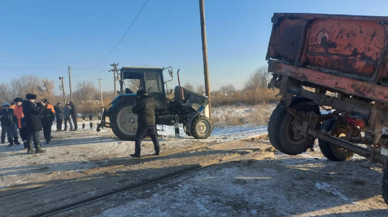 Поезд протаранил трактор в Жетысуской области, есть погибший