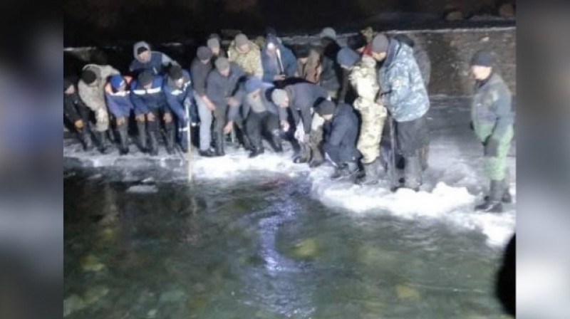 Каталась на санках: шестилетняя девочка провалилась под лед и погибла