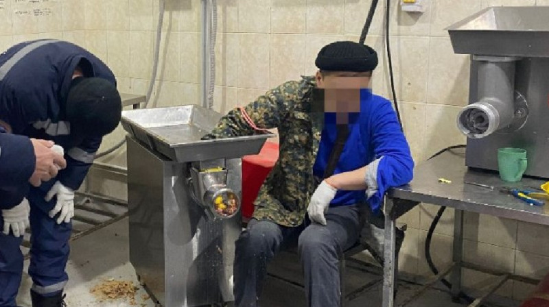 Руку мужчины затянула мясорубка в Алматы