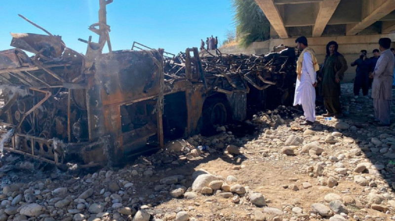 Погиб 41 человек: в Пакистане загорелся автобус