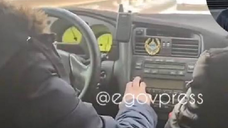 "Создает смертельно опасные ситуации": полицейского заподозрили в гонках на дороге. Видео